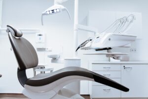 Czym jest rentgen stomatologiczny i jak wpływa na diagnostykę zębów?